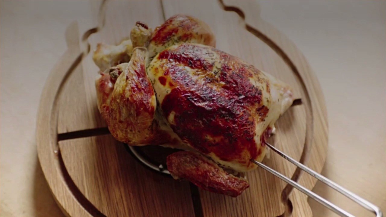 This Vertical Roasting Pan Cooks a Whole Chicke...