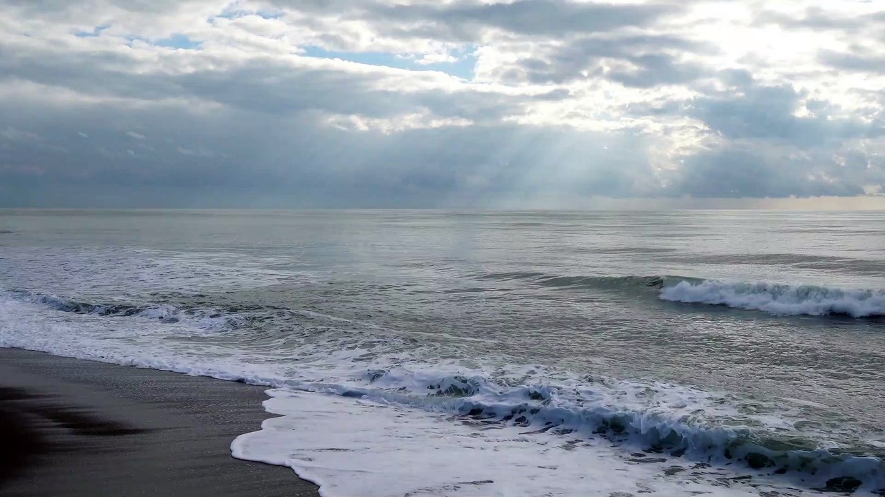 Cloudly day at the beach
