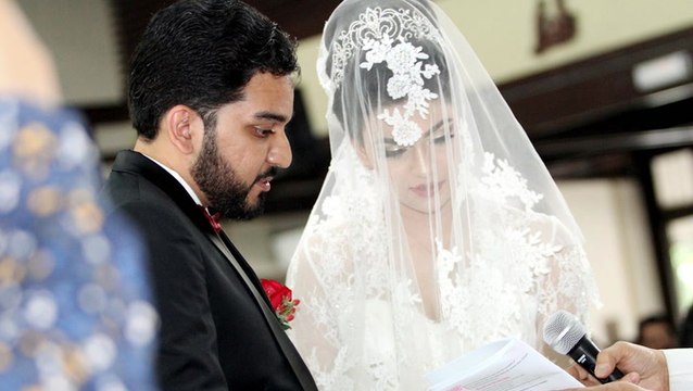 Beauty queen weds in longest wedding veil