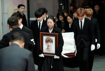 Jonghyun's coffin departs for cemetery
