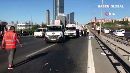 TEM'de feci kaza: Motosikletten savrulan 2 kişinin üzerinden araç geçti!