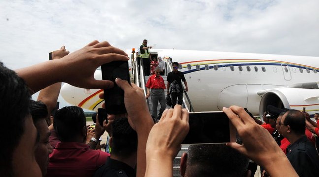 Homecoming for Tun M and Dr Siti Hasmah