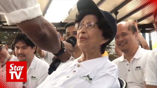 Tun Siti sings ‘Hijau” with Zainal Abidin