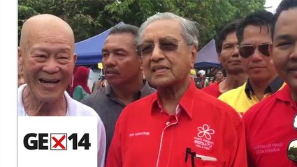 Tun Mahathir meets Langkawi locals