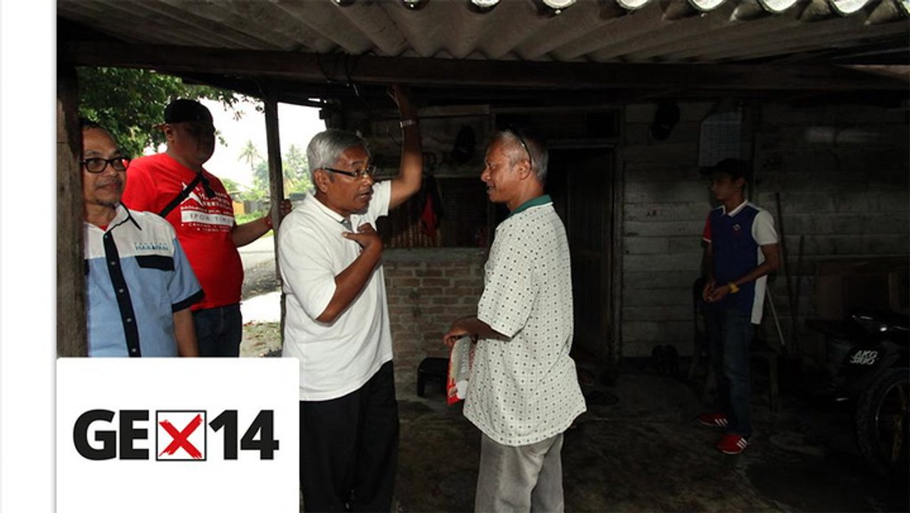 Dr Abdul Aziz checks on Kampong Paloh home owners