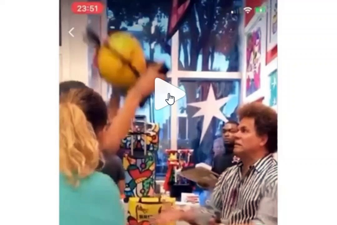ROMERO BRITTO RESTAURANTE OFENDE FUNCIONARIOS MULHER QUEBRA SUA OBRA MAIS CARA