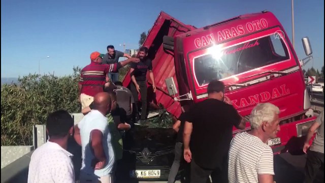 Kamyonun kasası otomobilin üzerine devrildi 1 kişi öldü - İZMİR