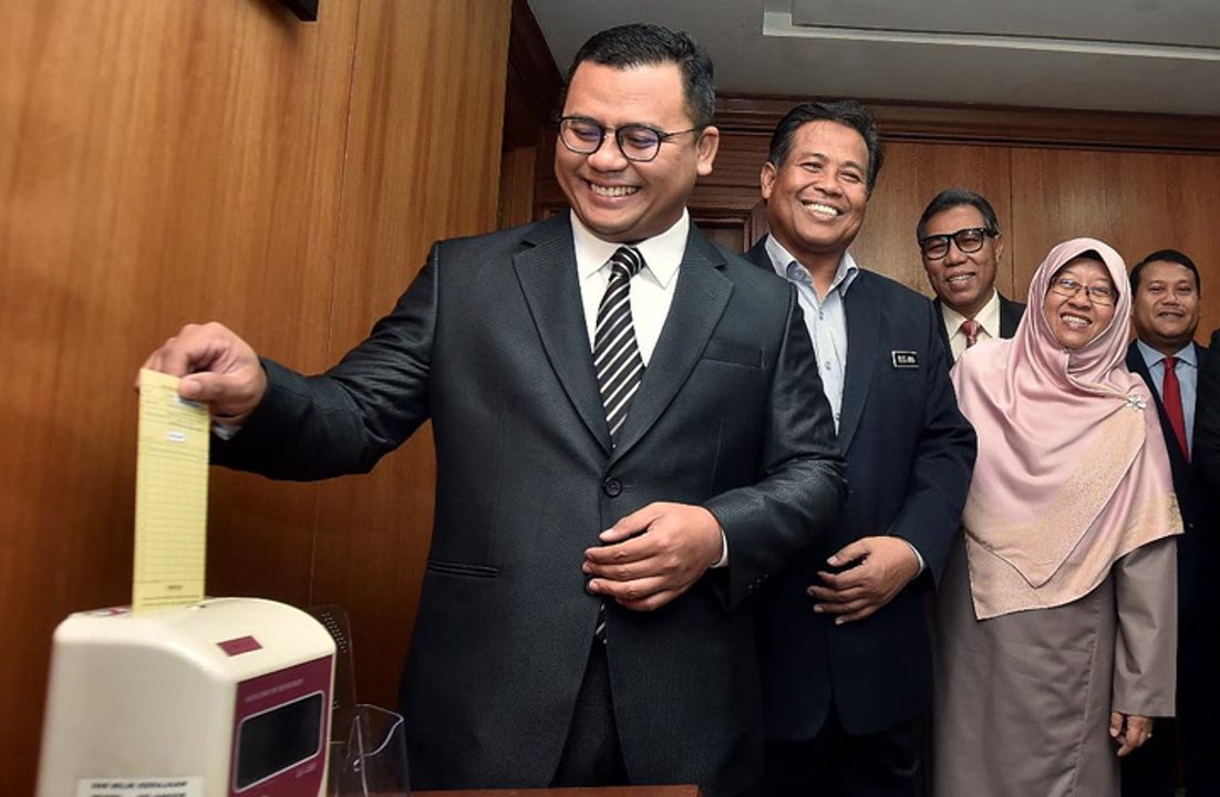 New Selangor MB Amirudin clocks in for work