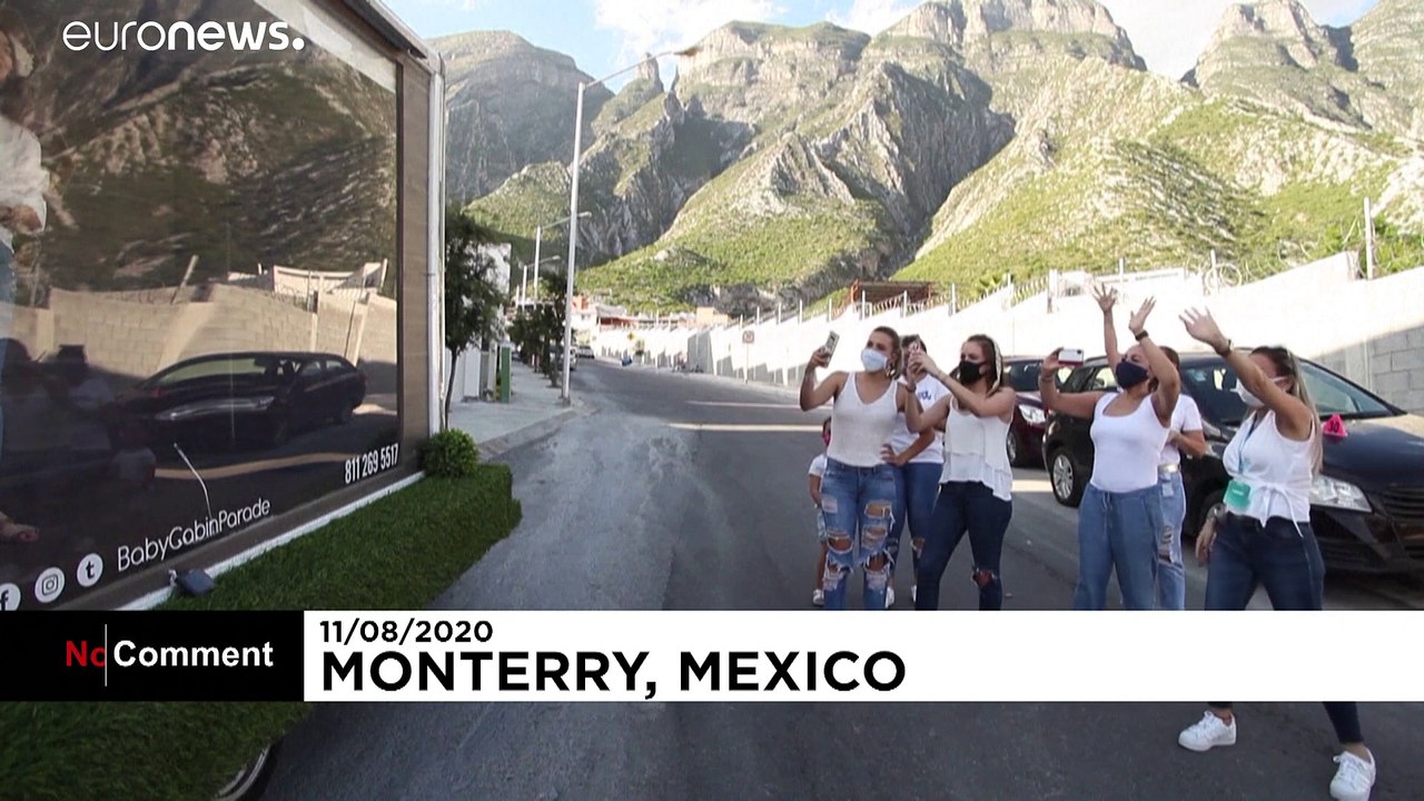 Soziale Distanz gewahrt: Baby-Präsentation auf dem Leih-Lieferwagen