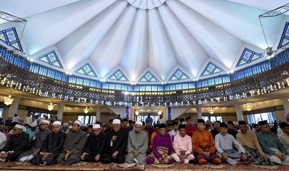 Download Video: PM performs Raya special morning prayers at National Mosque