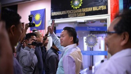 Warisan veep Peter Anthony turns up at Sabah MACC office