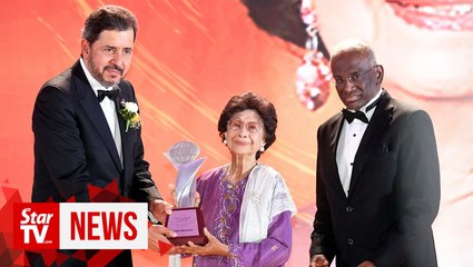 Скачать видео: Tun Siti Hasmah receives Lifetime Achievement Award