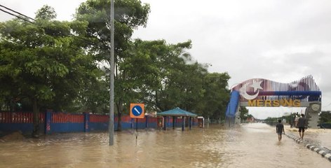 Descargar video: Floods hit three districts in Johor on first day of 2018