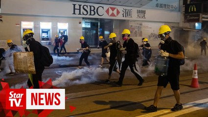 下载视频: Watch how Hong Kong protesters extinguish tear gas