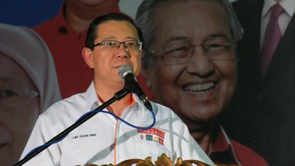 Télécharger la video: Guan Eng stands with Anwar in PD