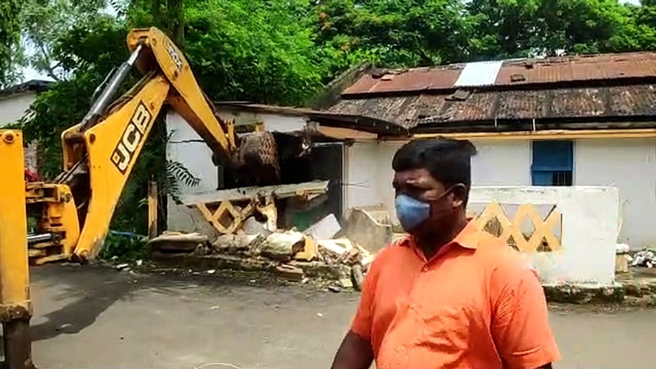 বেলদায় বিজেপির দখলে থাকা স্টেশনের দলীয় কার্যালয় ভেঙে দিল রেল