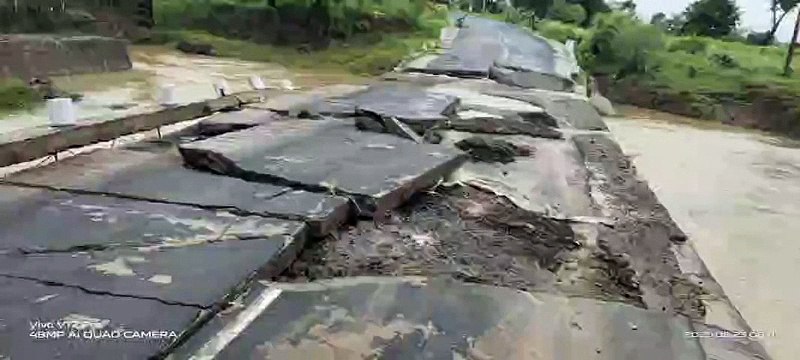 लालूपुरा में पुलिया की सड़क पर नाला उफान पर आने से सड़क उखड़ी