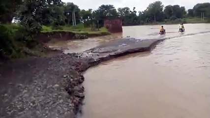 जादमी में लखुंदर नदी उफान पर, पुलिया हुई क्षतिग्रस्त