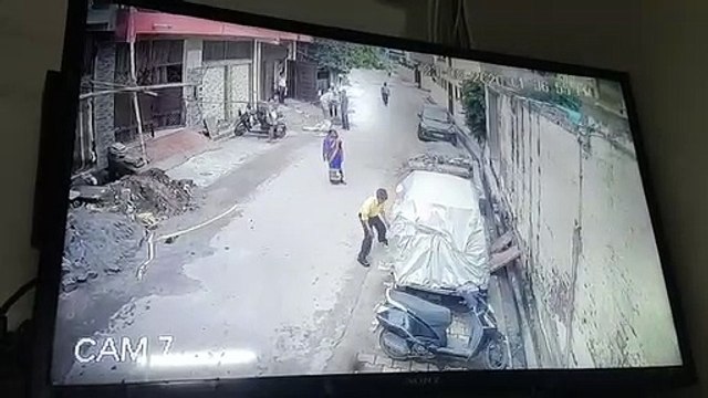 सड़क पर खड़ी कार पर जमकर पथराव, वीडियो सीसीटीवी कैमरे में कैद