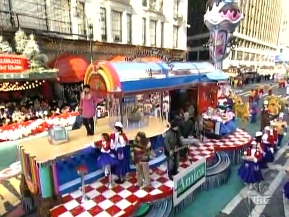Hilary Duff - So Yesterday (Live @ Macy's Thanksgiving Day Parade (2003/11/27)