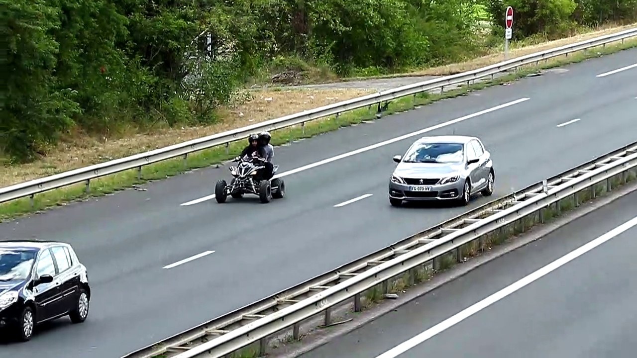 Quad circulant sur autoroute