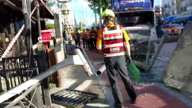 5톤 트럭이 버스 정류장 충돌...브레이크 고장 추정 / YTN