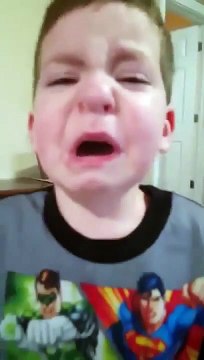 Un enfant en panique parce qu'il a un LEGO coincé dans le nez