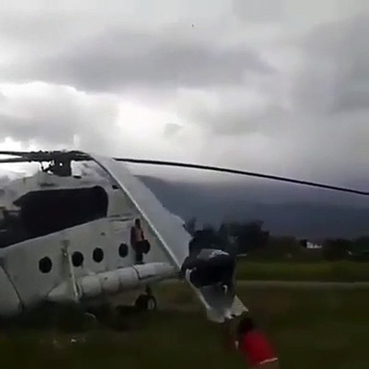 Ces enfants jouent à un jeu dangereux : trampoline sur les pales d'un hélicoptère... Fou