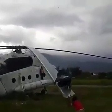 Ces enfants jouent à un jeu dangereux : trampoline sur les pales d'un hélicoptère... Fou