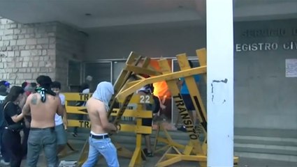 Protesters set fire to Bolivian court