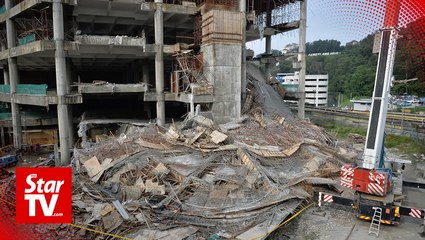 Video herunterladen: Rescuers recover bodies of Indonesians from collapsed building