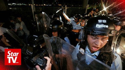 Скачать видео: Hong Kong police force back protesters trying to storm parliament