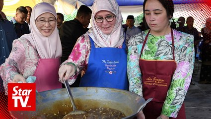 Télécharger la video: Queen gives joy to children in Cheras home