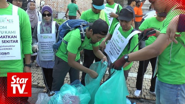 Solidarity March: Volunteers and rally goers help to clean up streets