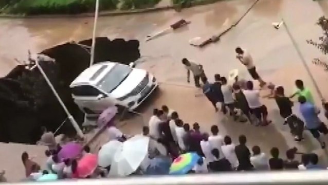 Car narrowly swallowed by sinkhole in China