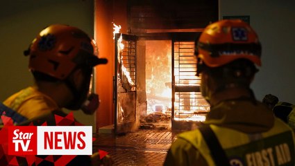 Скачать видео: Hong Kong protesters torch planned coronavirus quarantine building