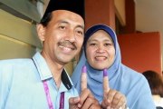 Local boy, PKR candidate Zawawi casts ballot as Sungai Kandis votes