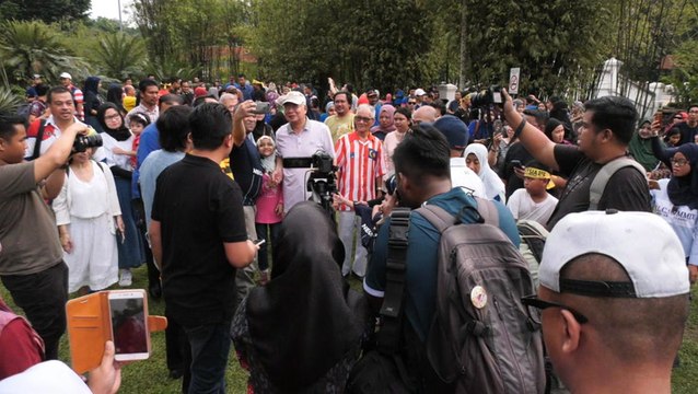 Najib vows to fight on in gathering with supporters on National Day