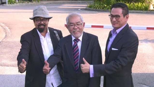 Exiled Singaporean activist meets Tun M, lauds Malaysia’s democracy