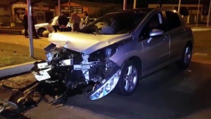 Peugeot tem frente destruída em forte colisão no Bairro São Cristóvão