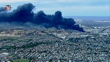 Warehouse fire rages in Melbourne suburbs