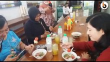 HUT KE 75 RI, PEDAGANG BAKSO INI SAJIKAN MENU MERAH PUTIH