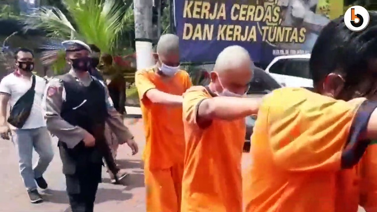 ANIAYA WARGA DAN RAMPAS HP, 8 OKNUM AREMANIA DITANGKAP POLISI