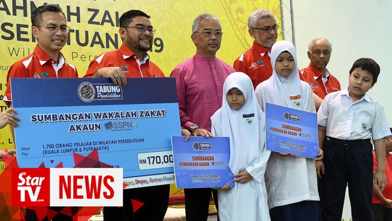 King hands over tithes to 500 recipients