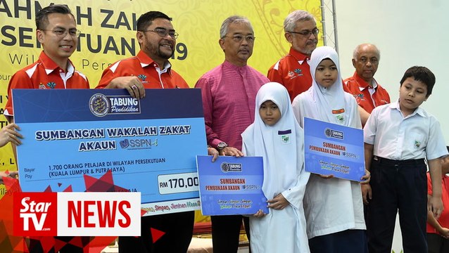 King hands over tithes to 500 recipients