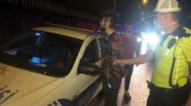 Yakıtı biten ‘sahte gazeteci’ yolu trafiğe kapattı, polise zor anlar yaşattı