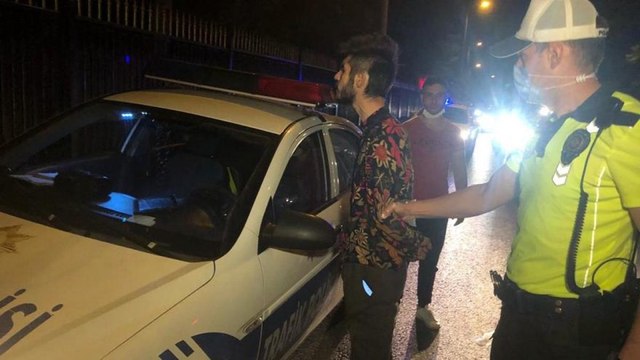 Yakıtı biten ‘sahte gazeteci’ yolu trafiğe kapattı, polise zor anlar yaşattı