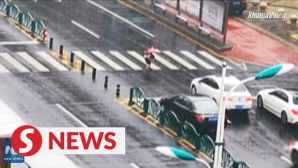 Boy thanks drivers for making way for him to cross the road