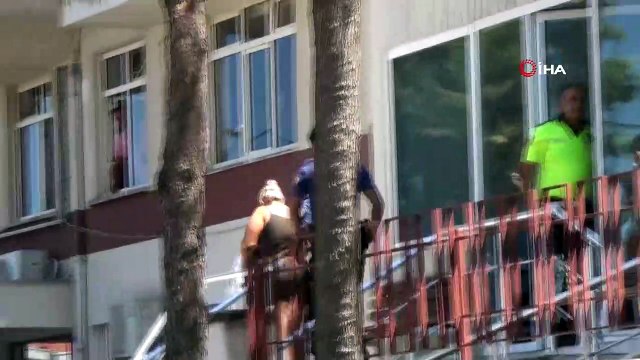 Kendilerine aile süsü veren plaj fareleri Ayvalık polisi’nden kaçamadı