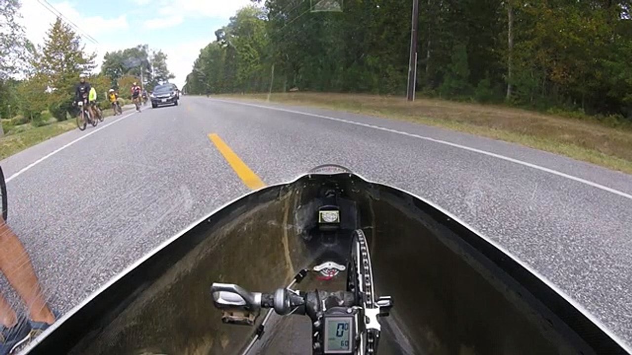 Un vélomobile glisse sur une ligne blanche
